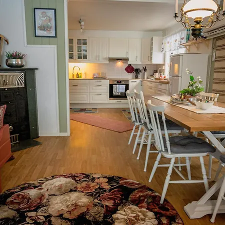 Fredfullt Hus Ved Oksfjordvannet *