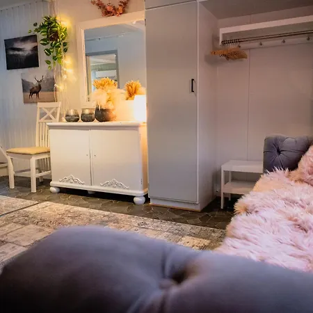 Fredfullt Hus Ved Oksfjordvannet *