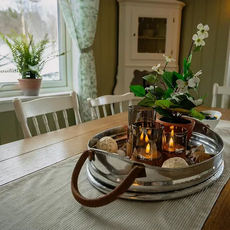 Fredfullt Hus Ved Oksfjordvannet *