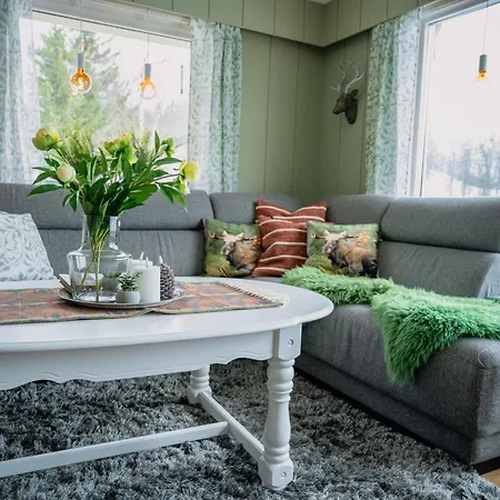 Fredfullt Hus Ved Oksfjordvannet Storslett