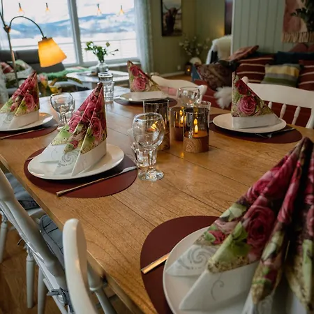 Fredfullt Hus Ved Oksfjordvannet