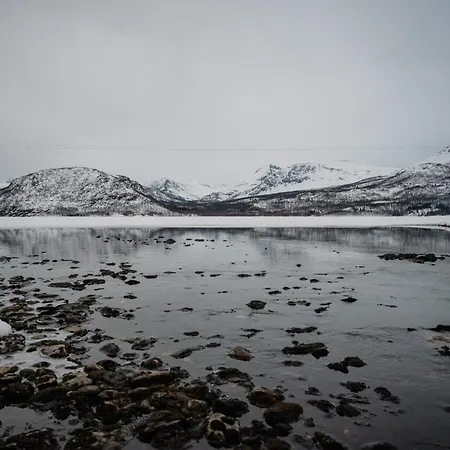 Fredfullt Hus Ved Oksfjordvannet *