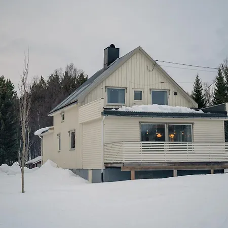 Fredfullt Hus Ved Oksfjordvannet *