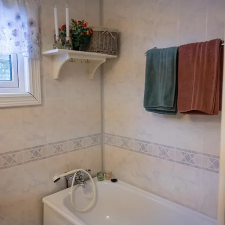 Fredfullt Hus Ved Oksfjordvannet