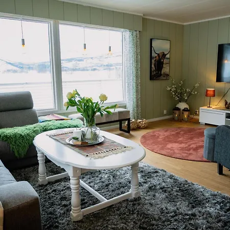 Fredfullt Hus Ved Oksfjordvannet Storslett