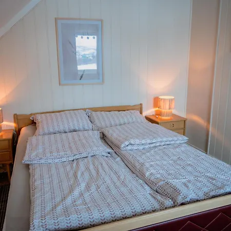 Fredfullt Hus Ved Oksfjordvannet Storslett