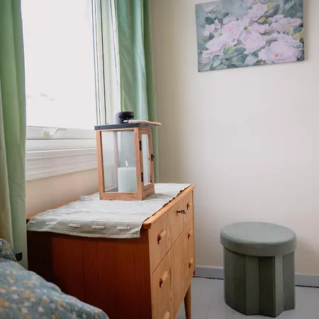 Fredfullt Hus Ved Oksfjordvannet *