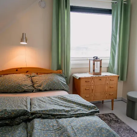 Fredfullt Hus Ved Oksfjordvannet Storslett