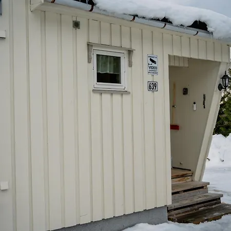 Fredfullt Hus Ved Oksfjordvannet * Storslett