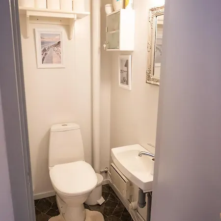 Fredfullt Hus Ved Oksfjordvannet Storslett