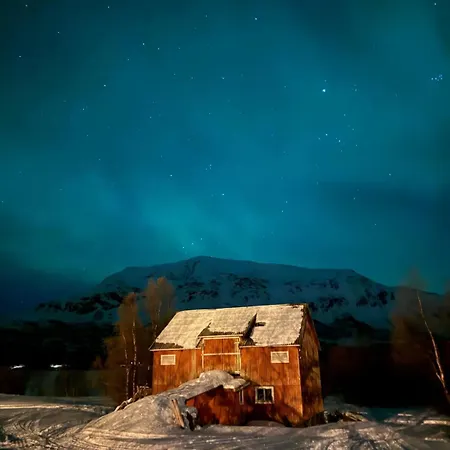 Fredfullt Hus Ved Oksfjordvannet Storslett