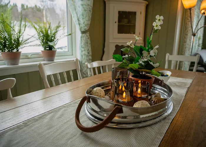 Fredfullt Hus Ved Oksfjordvannet *