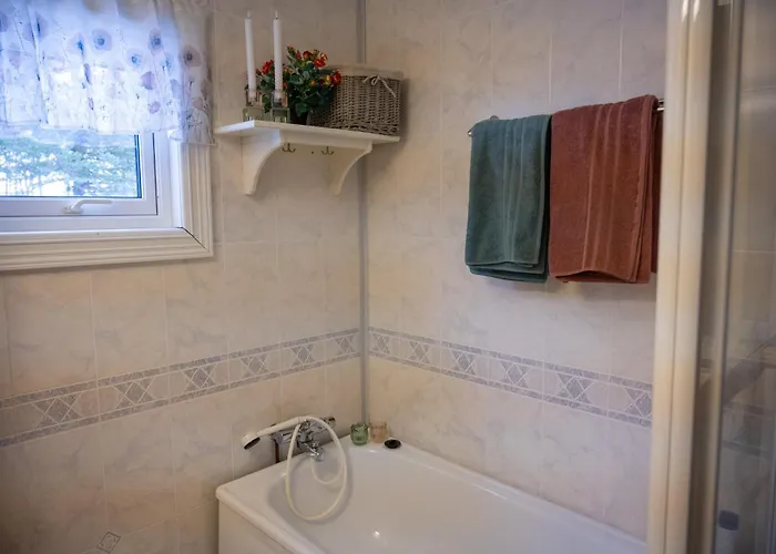 Fredfullt Hus Ved Oksfjordvannet