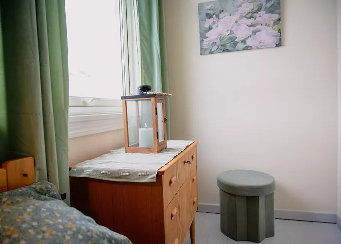 Fredfullt Hus Ved Oksfjordvannet *