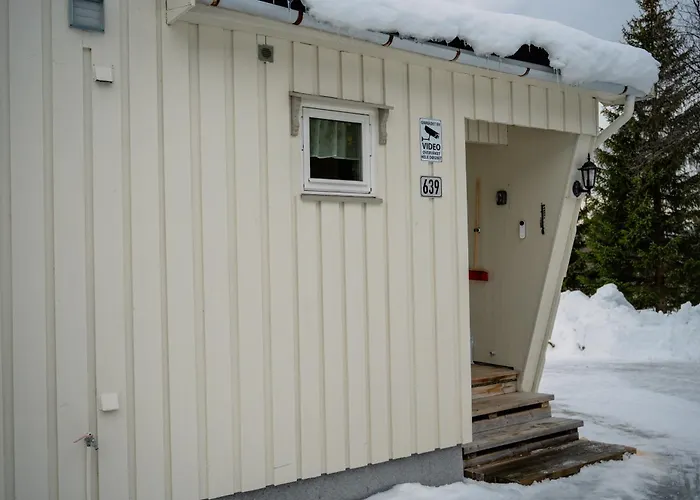 Fredfullt Hus Ved Oksfjordvannet * Storslett
