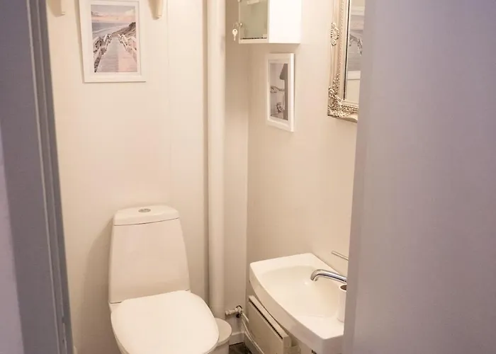 Fredfullt Hus Ved Oksfjordvannet Storslett