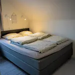 Fredfullt Hus Ved Oksfjordvannet
