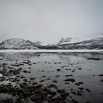 Fredfullt Hus Ved Oksfjordvannet *