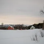 Fredfullt Hus Ved Oksfjordvannet Storslett