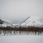 Fredfullt Hus Ved Oksfjordvannet Storslett