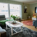 Fredfullt Hus Ved Oksfjordvannet Storslett