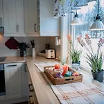 Fredfullt Hus Ved Oksfjordvannet
