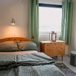 Fredfullt Hus Ved Oksfjordvannet Storslett