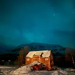 Fredfullt Hus Ved Oksfjordvannet Storslett