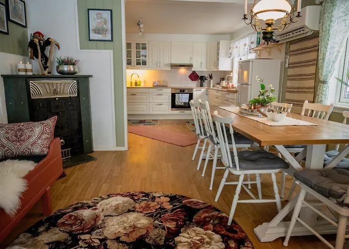 Fredfullt Hus Ved Oksfjordvannet *
