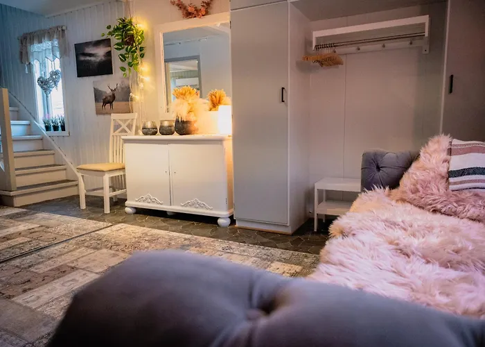 Fredfullt Hus Ved Oksfjordvannet *