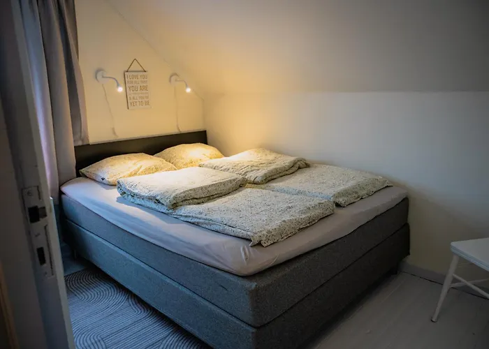 Fredfullt Hus Ved Oksfjordvannet