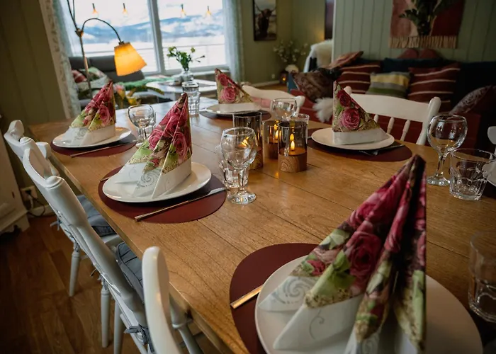 Fredfullt Hus Ved Oksfjordvannet