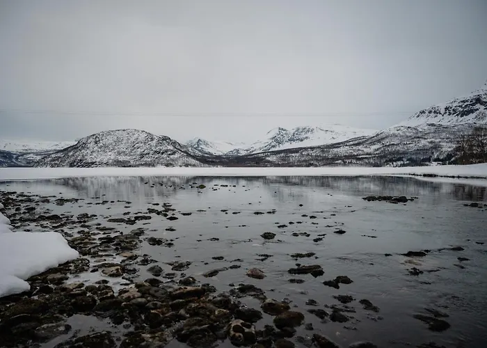 Fredfullt Hus Ved Oksfjordvannet *