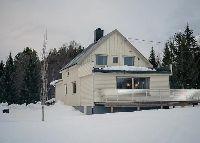Fredfullt Hus Ved Oksfjordvannet *