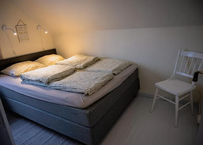Fredfullt Hus Ved Oksfjordvannet Storslett