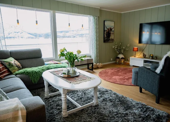 Fredfullt Hus Ved Oksfjordvannet Storslett