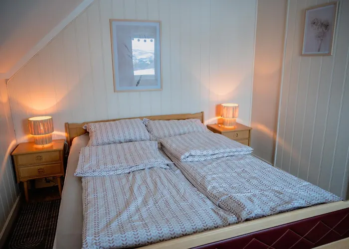 Fredfullt Hus Ved Oksfjordvannet Storslett