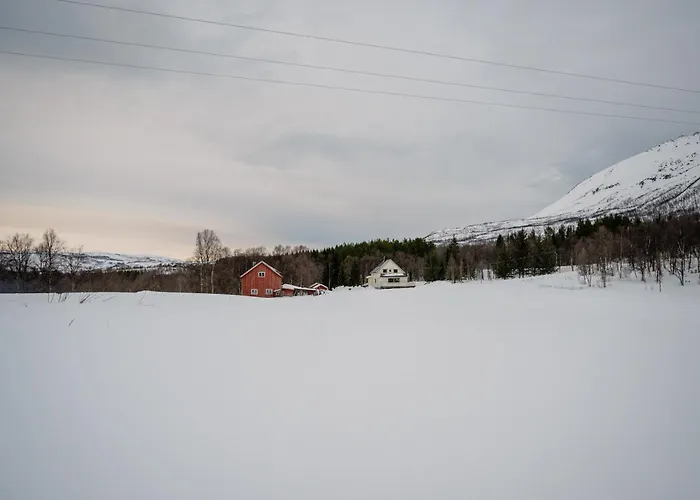 Fredfullt Hus Ved Oksfjordvannet Дом отдыха Storslett