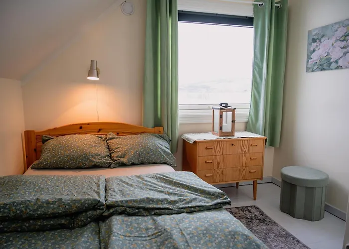 Fredfullt Hus Ved Oksfjordvannet Storslett