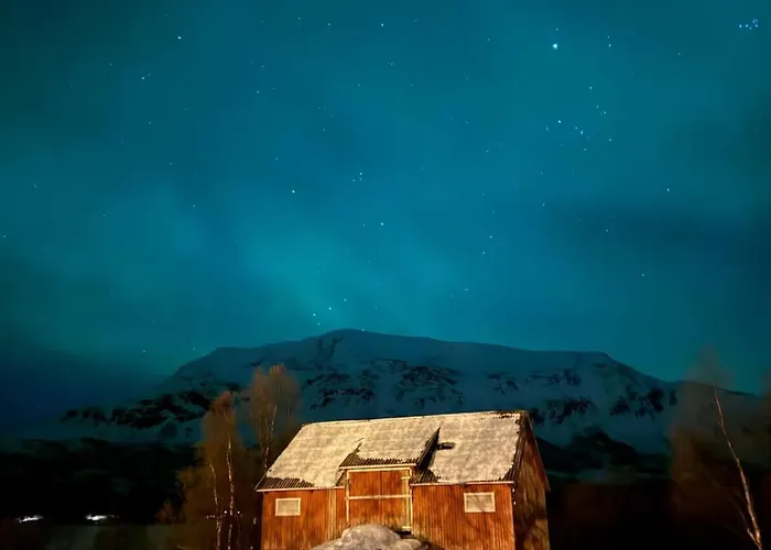 Fredfullt Hus Ved Oksfjordvannet Storslett
